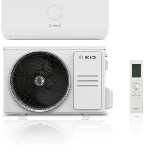 Splitsystem bestehend aus einer Innen- und Außeneinheit in Weiß von Bosch, mit einem Ventilator in der Außeneinheit und einer Fernbedienung.